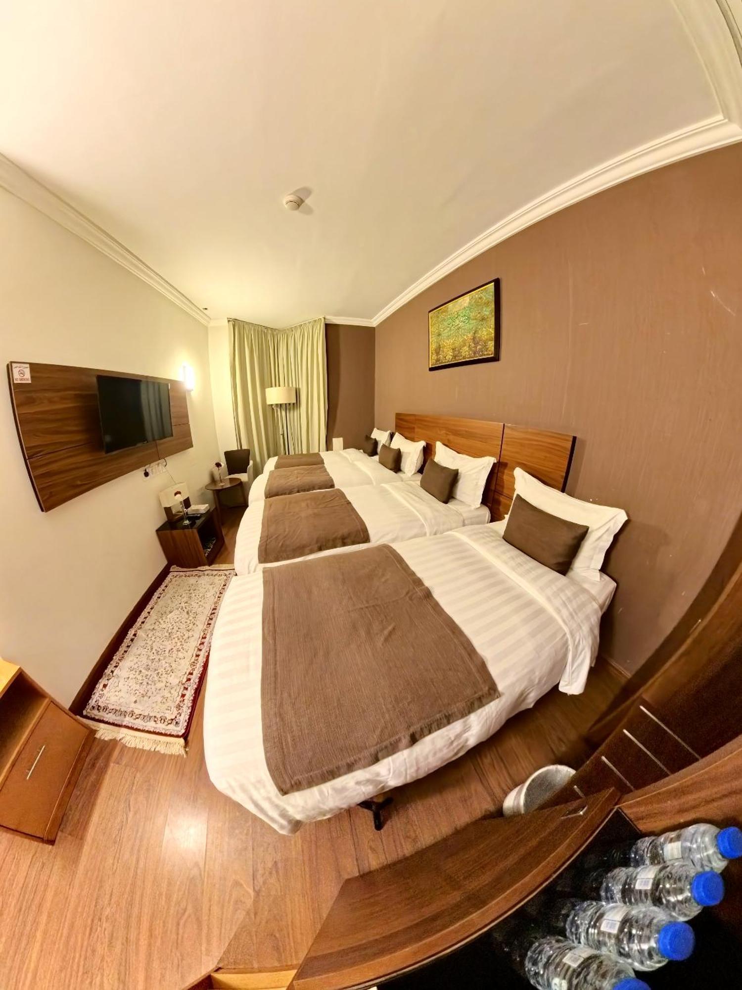 Deluxe In , Nour Al Thuria *