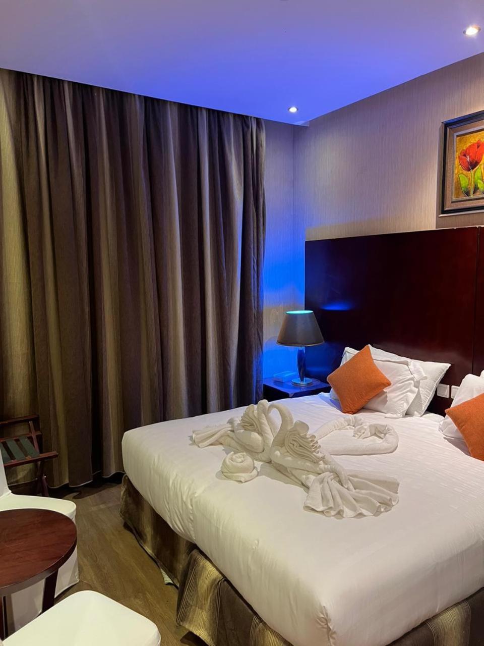 1 Land Premium Hotel