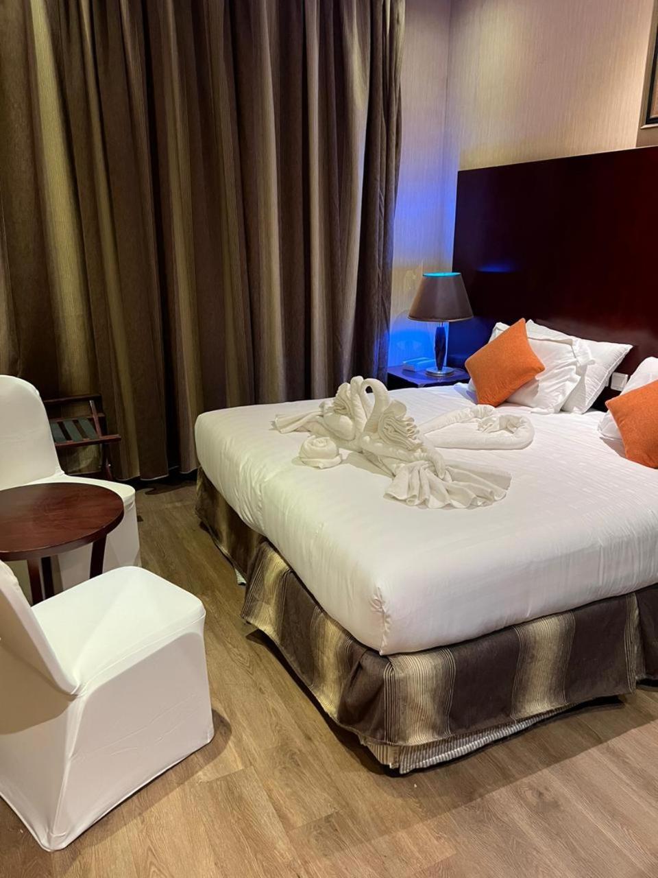 Hotel 1 Land Premium