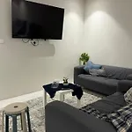 شقة بغرفتين نوم وجلسه مريحة