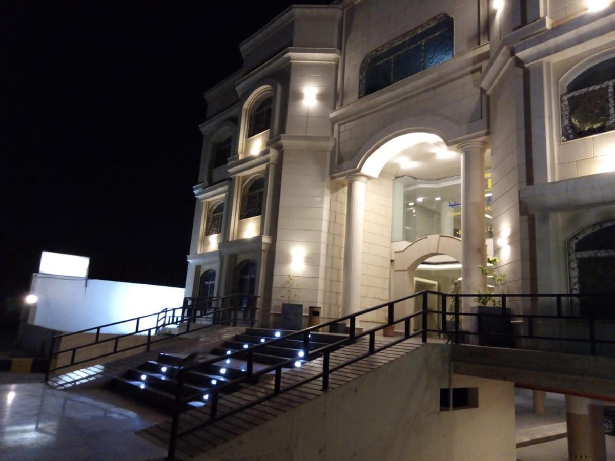 Crown Glory Suites Aparthotel