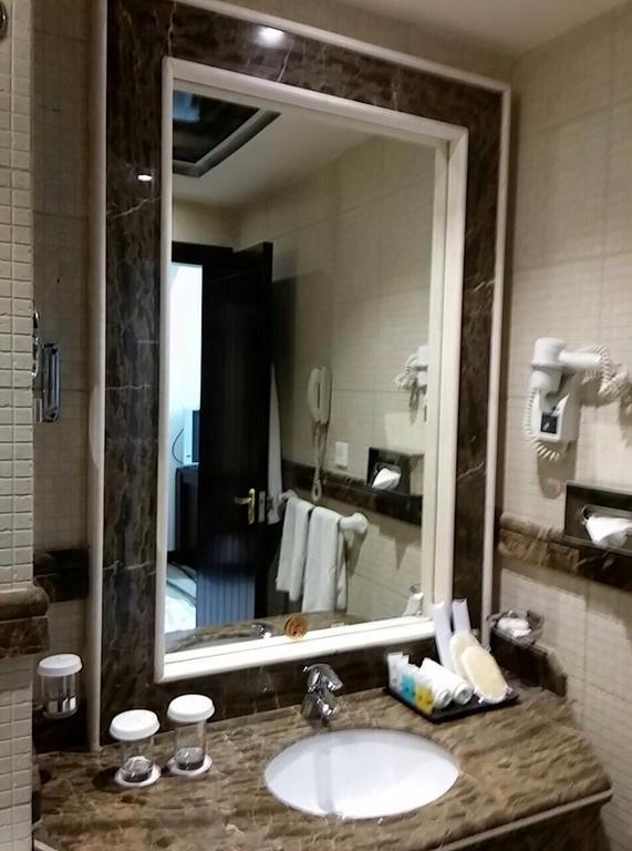 Hotel Manazel Al Ain 5*