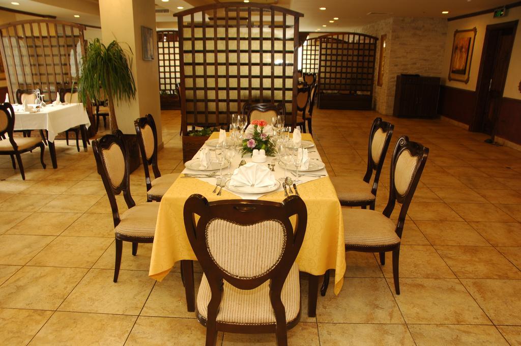 Hotel Manazel Al Ain 5*