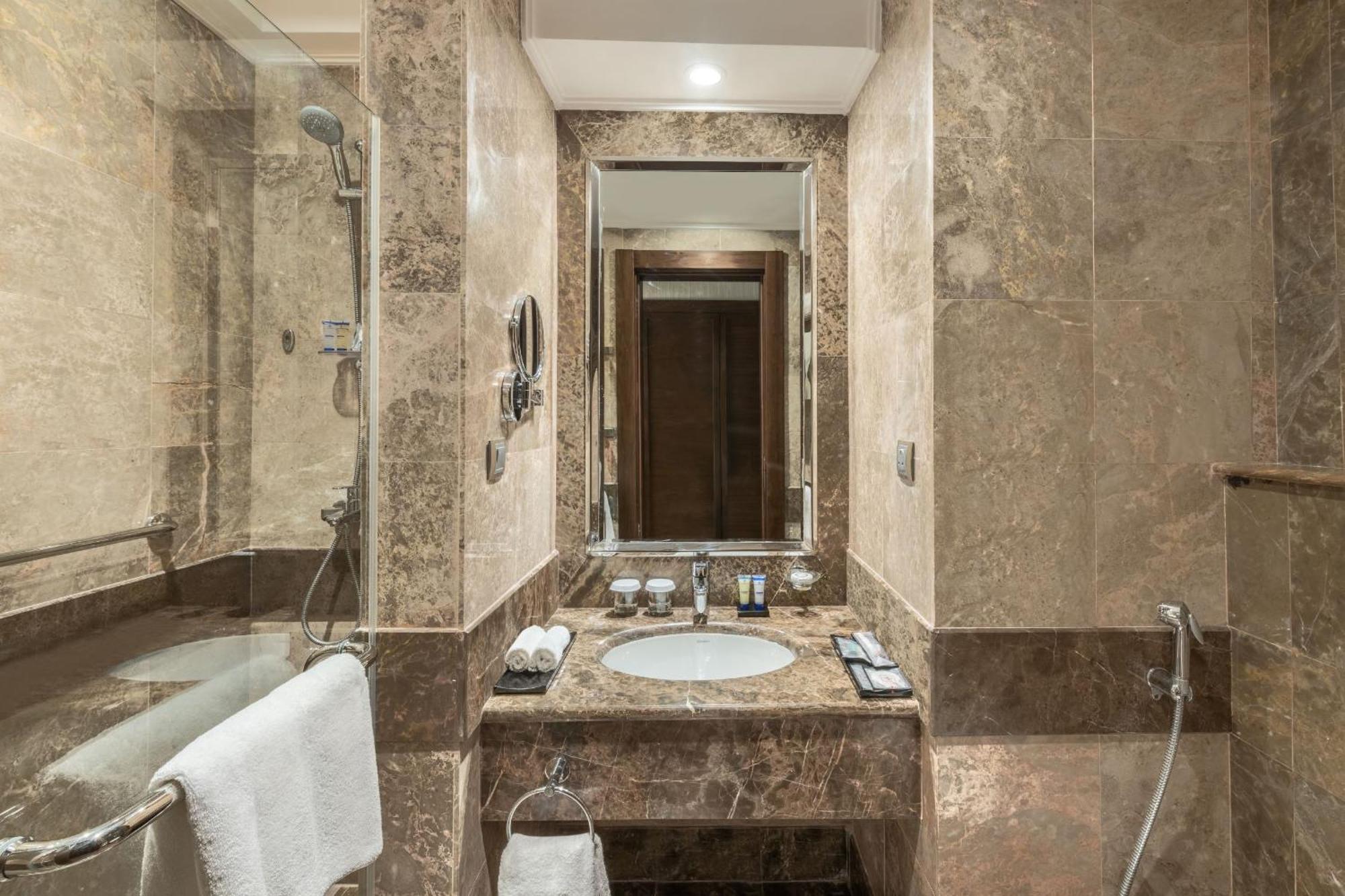 Copthorne Makkah Al Naseem 4*