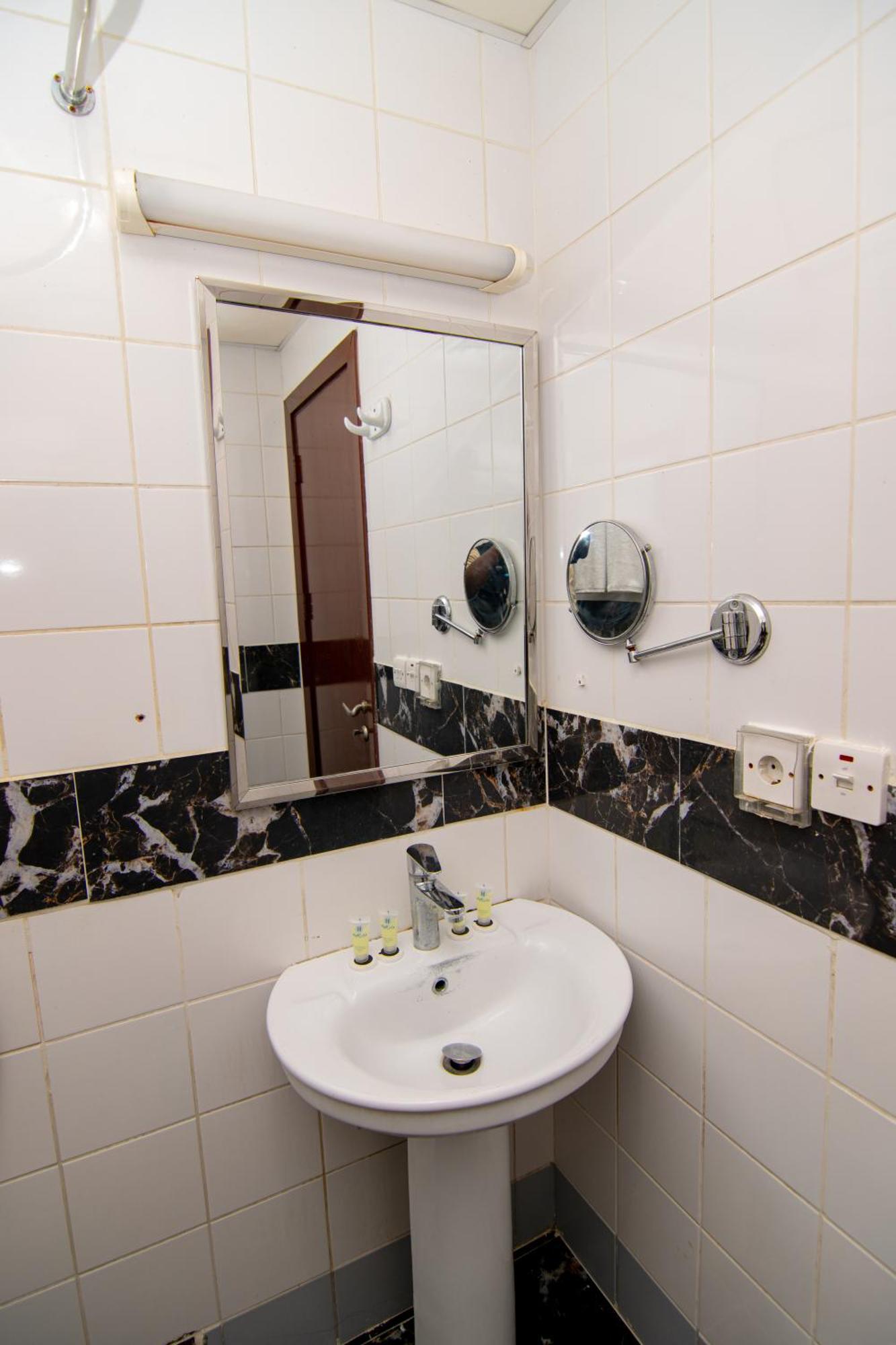 Shurakaa Al Khair Apartment *