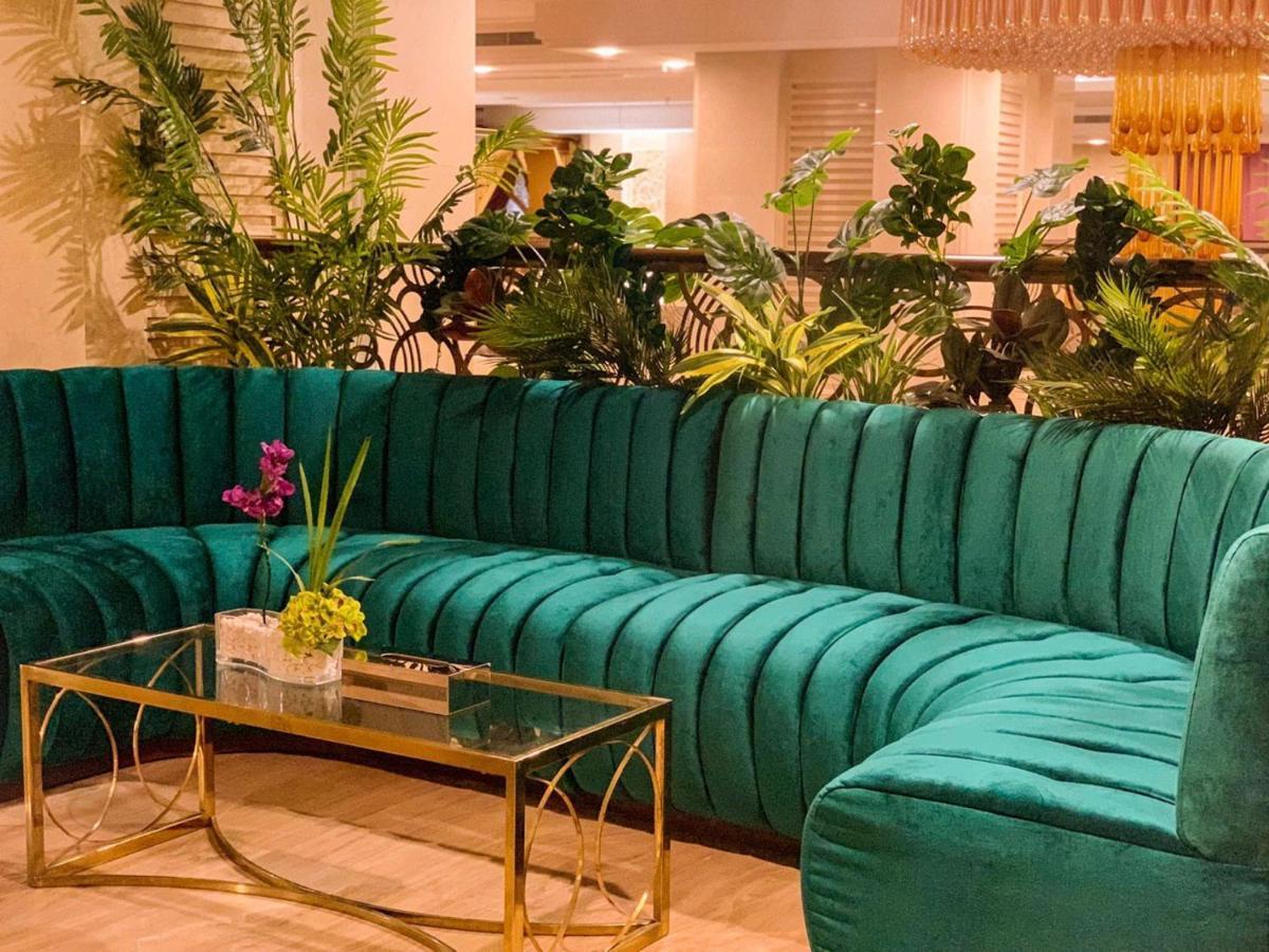Violet Al Azizia Mecca