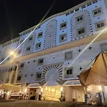 شقة بثلاث غرف نوم وصالة