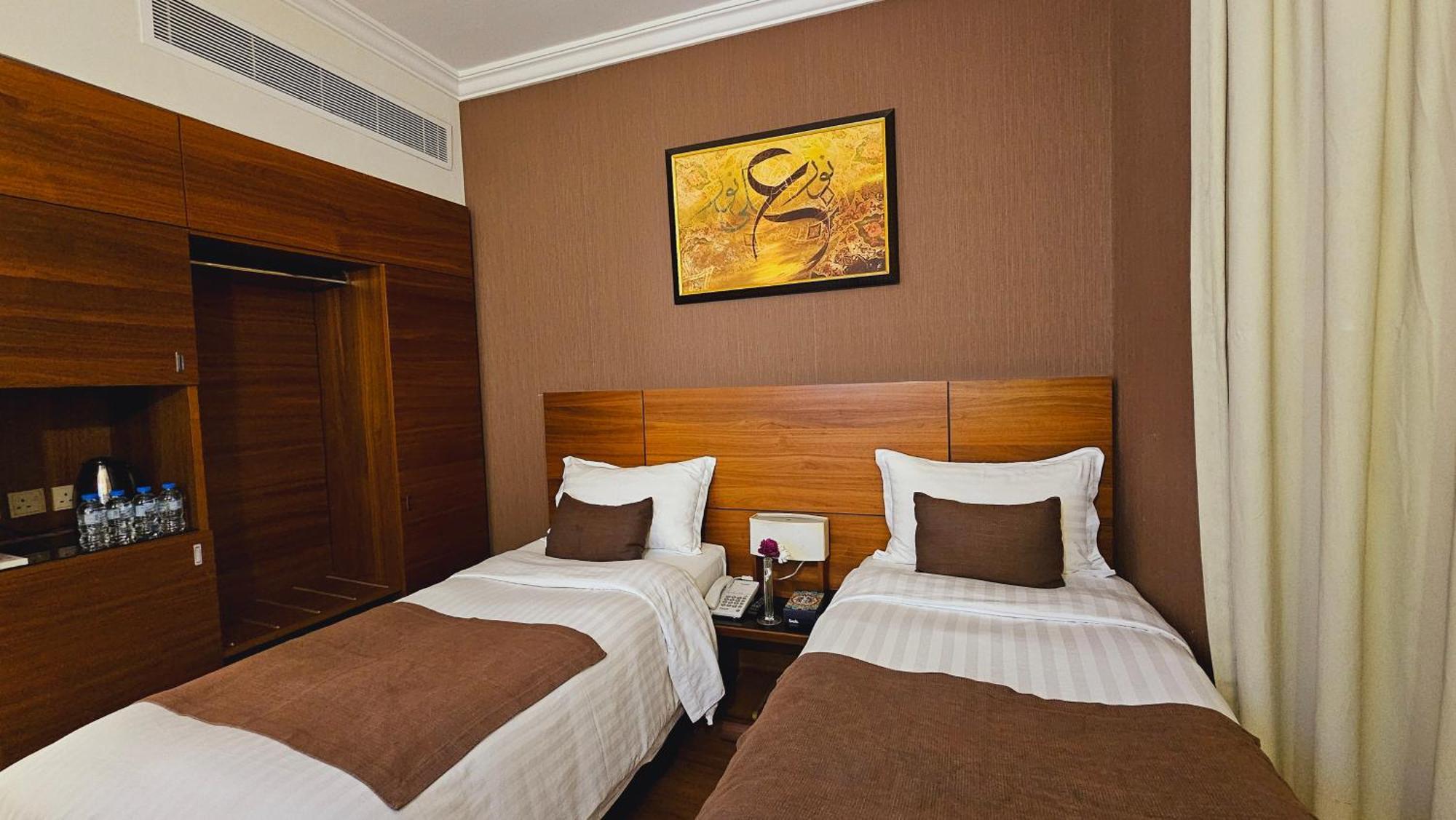 Deluxe In , Nour Al Thuria