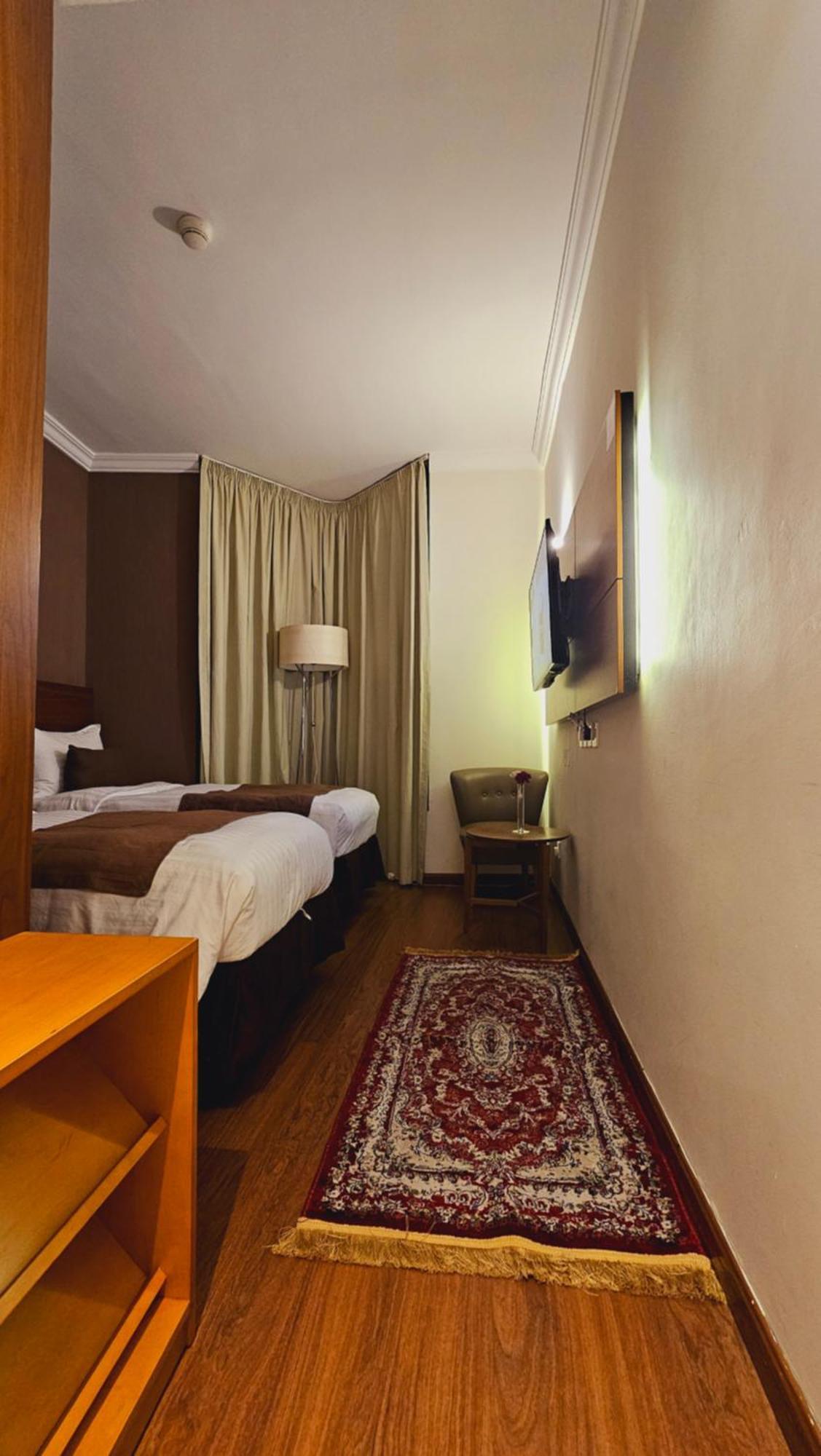 Deluxe In , Nour Al Thuria