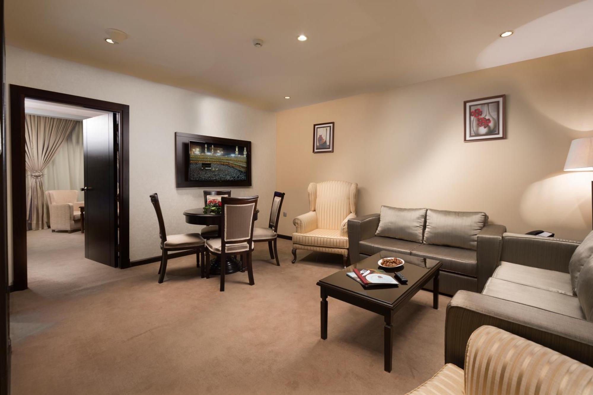 Hotel Razana Al Rawdha 4*