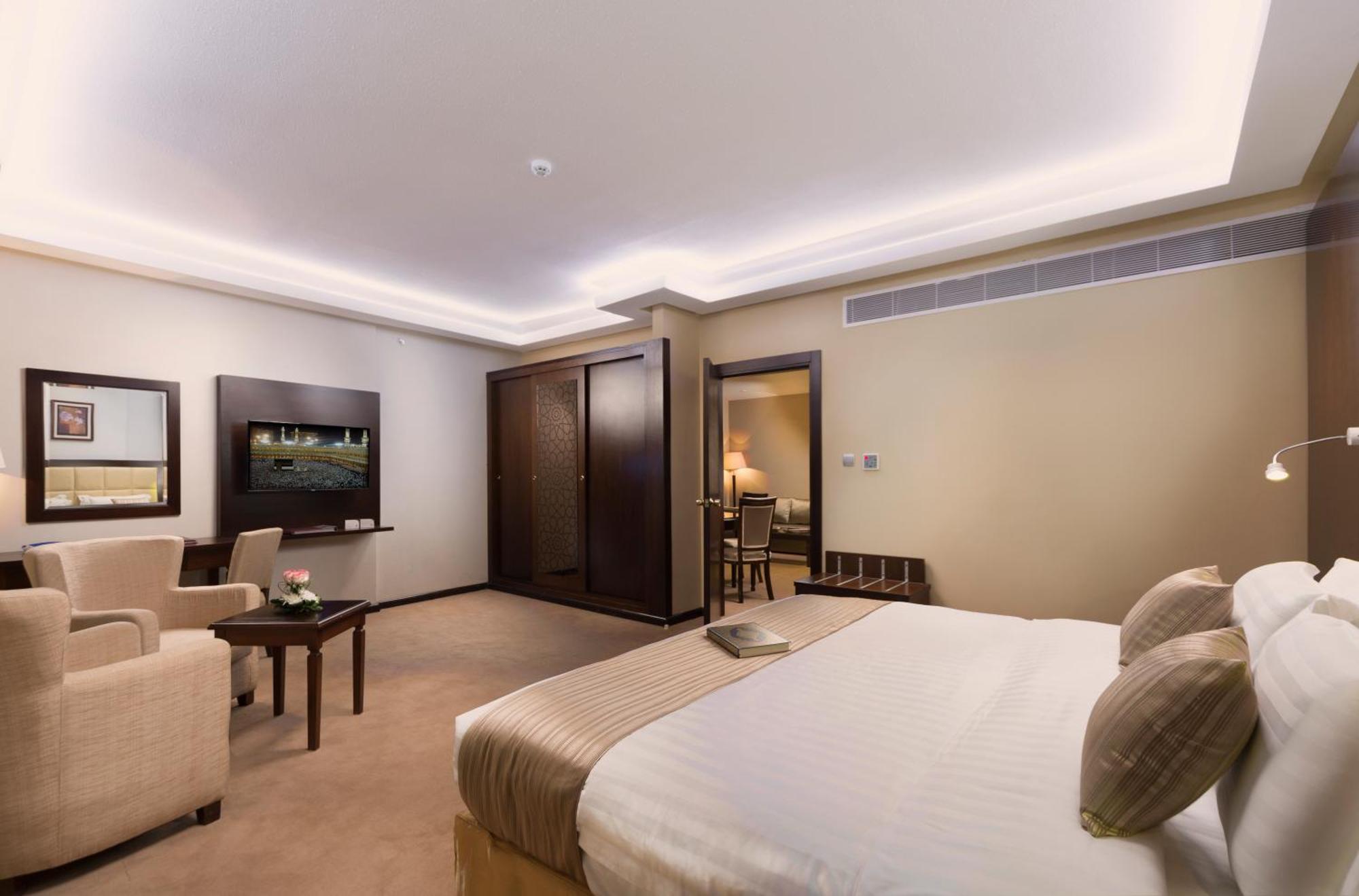 Hotel Razana Al Rawdha 4*